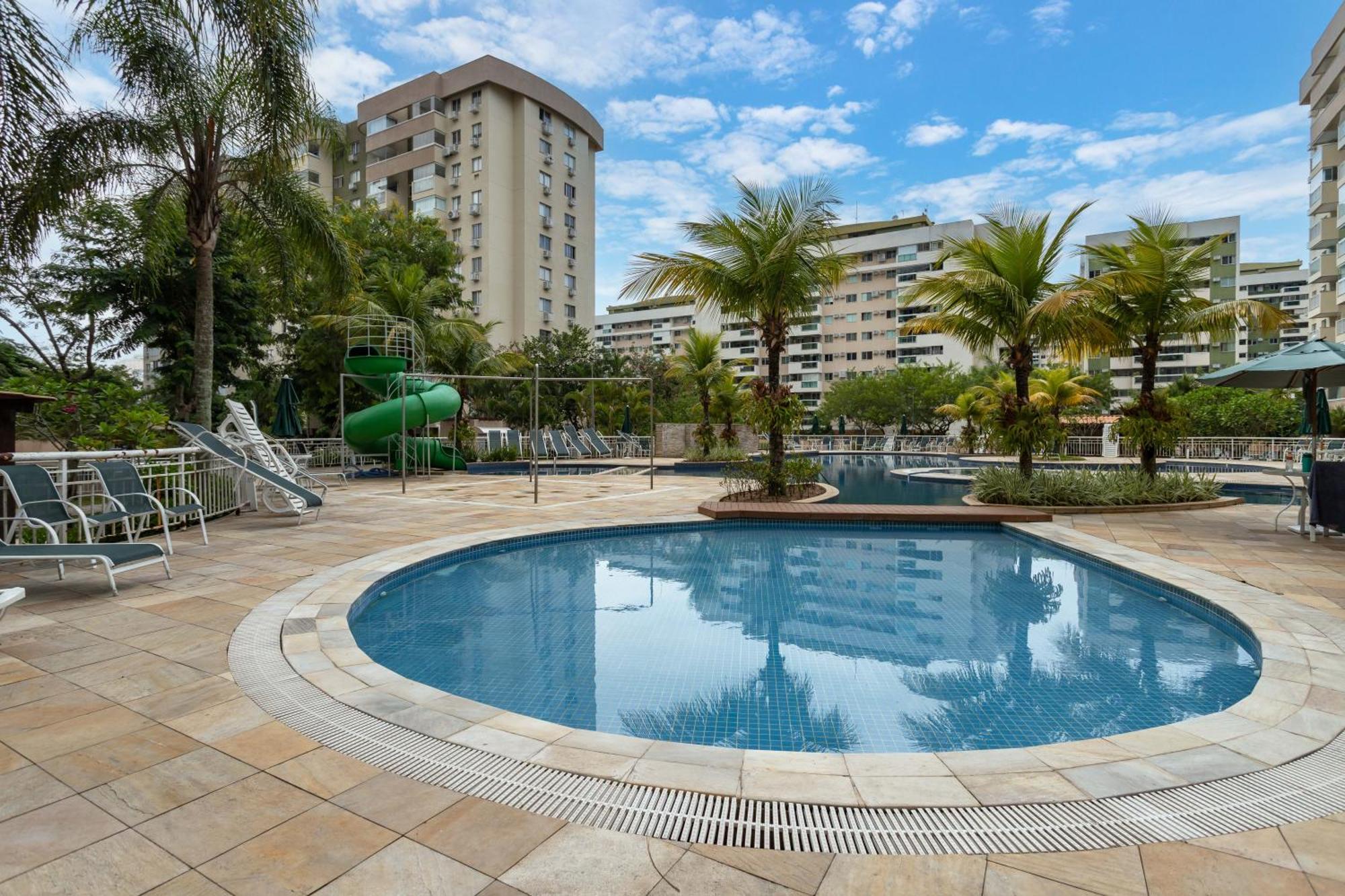 Apto 2 Quartos Com Varanda Em Frente Ao Riocentro Barra Olimpica Wi-fi Rapido Piscina Cozinha Completa E Estacionamento Portaria 24h Sala Homeoffice Brinquedoteca E Parquinho Infantil Ideal Grupos Familias E A Trabalho Río de Janeiro